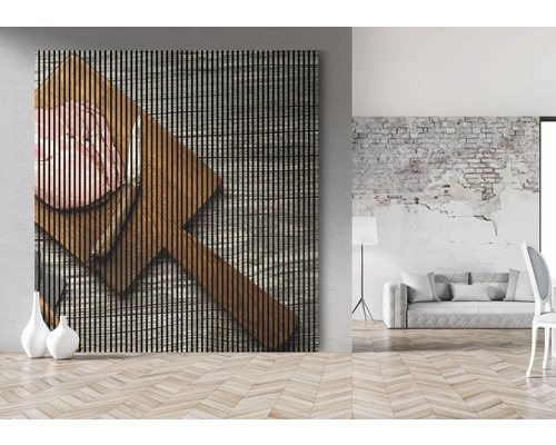 Dekoratívny panel s motívom klobásy na drevenej doske v obývacej izbe.