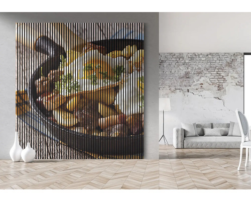 Dekoratívna nástenná maľba s motívom jedla v moderne zariadenej izbe.