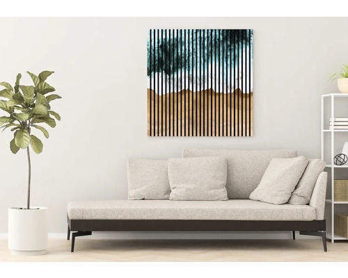 Obývacia izba s pohovkou a abstraktným nástenným umením s pruhmi