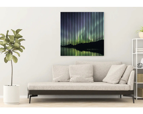 Dekoratívna nástenná maľba s vertikálnymi líniami a motívom krajiny nad pohovkou