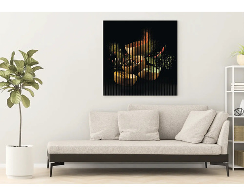 Obývacia izba s pohovkou a nástennou maľbou s ovocnými motívmi