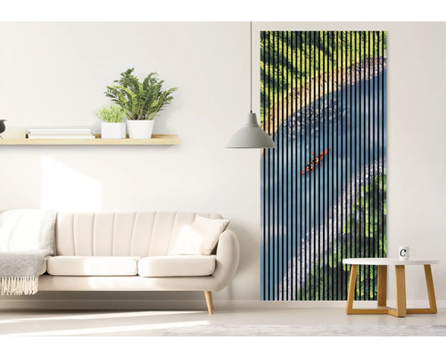 Obývacia izba s pohovkou a nástenným panelom s motívom kajakára