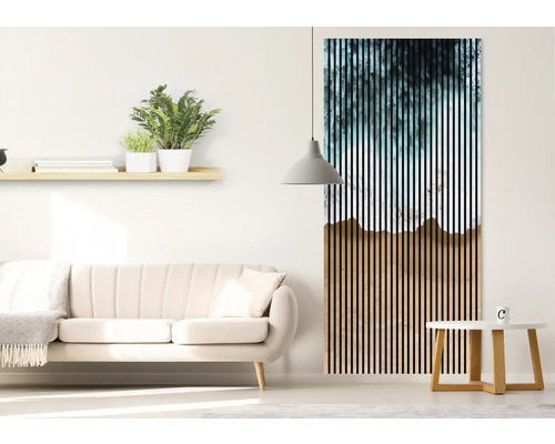 Obývacia izba s pohovkou, stolom, lampou, nástennou policou s rastlinami a nástenným panelom s pruhovaným vzorom