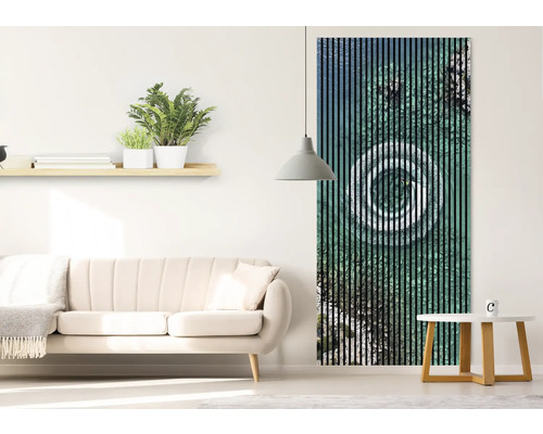 Obývacia izba s pohovkou, stolom a nástenným panelom s grafickým vzorom