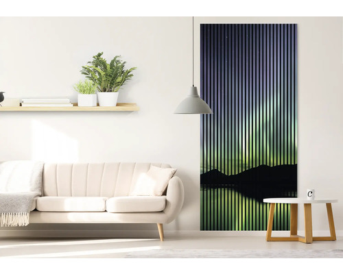 Obývacia izba s pohovkou, odkladacím stolíkom a akustickým obrazom s motívom krajiny