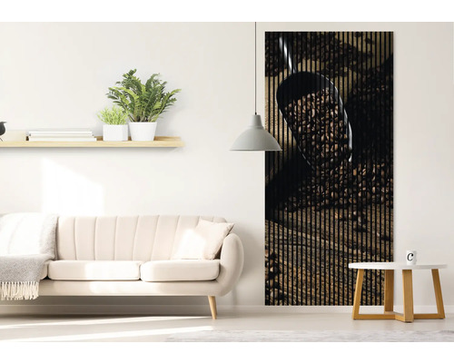 Obývacia izba s pohovkou, konferenčným stolíkom, lampou a akustickým panelom s motívom kávových zŕn