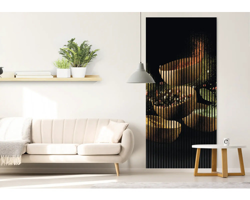 Obývacia izba s pohovkou, príručným stolíkom a nástenným panelom s motívom kuchyne