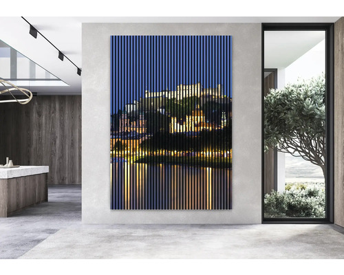 Moderná obývacia izba s drevenou lamelovou dekoráciou na stenu zobrazujúcou nočnú panorámu mesta