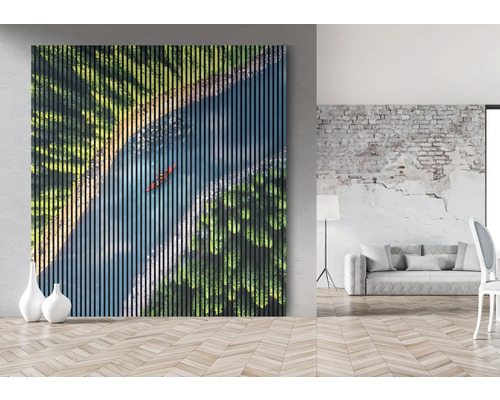 Nástenný obraz s riekou, stromami a kanoe v obývacej izbe.