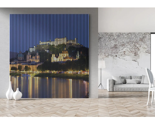 Dekoratívny nástenný obraz s výhľadom na mesto a štruktúrou drevených lamiel v obývacej izbe.