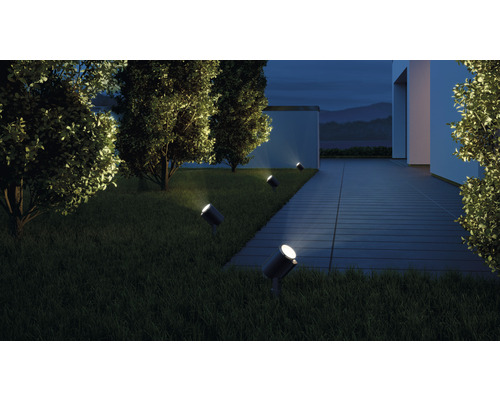 Scéna s niekoľkými vonkajšími reflektormi na osvetlenie cesty v záhrade.