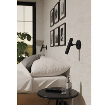 Spálňa s posteľou, nočným stolíkom, nástennými svetlami a dekoráciou