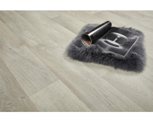 Svetlá laminátová podlaha s kobercom a časopisom