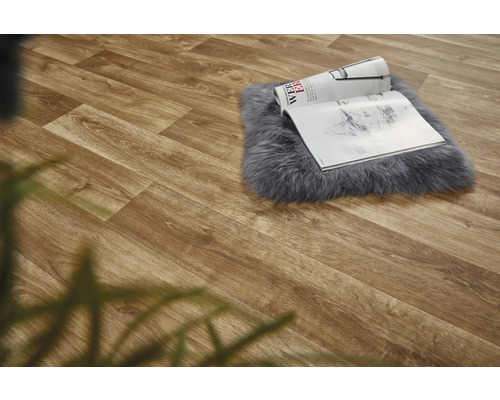 Svetlá drevená podlaha s časopisom na koberci