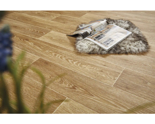Položená podlaha s dreveným vzhľadom, na nej časopis a kožušinový koberec