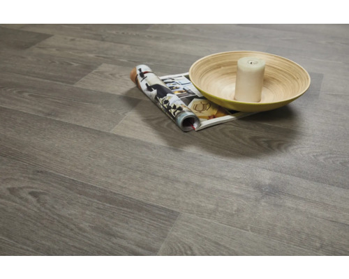 Položená vinylová podlaha s dreveným dekórom, časopisom, sviečkou a miskou.