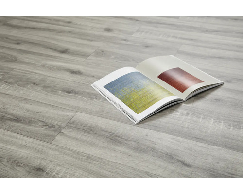 Svetlá drevená podlaha s otvorenou knihou