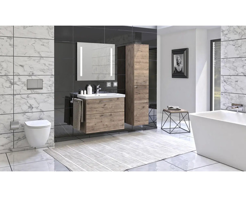 Svetlá kúpeľňa s umývadlom, zrkadlová skrinka s osvetlením, toaleta a vaňa