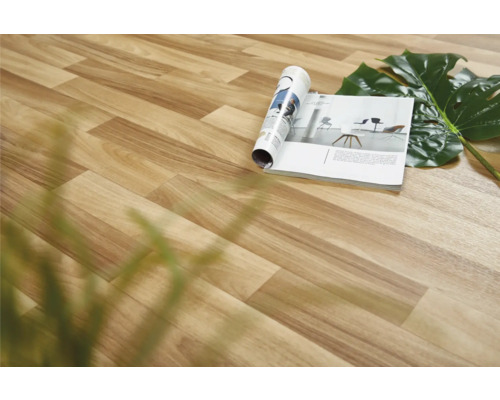 Detail podlahy s dreveným dekorom, časopisu a listu