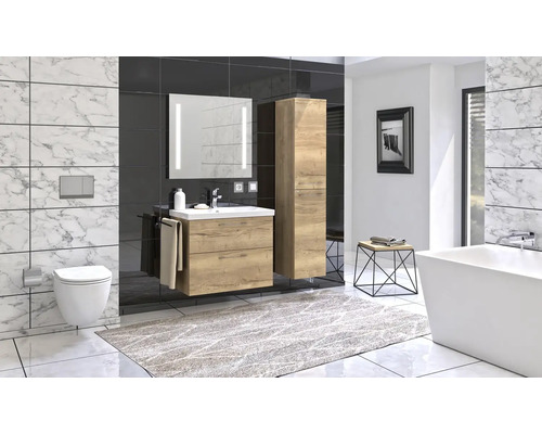 Moderná kúpeľňa s umývadlom, zrkadlovou skrinkou s osvetlením, závesnou skrinkou, toaletou a vaňou.