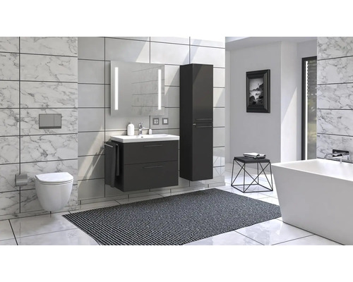 Svetlá kúpeľňa s umývadlom, zrkadlovou skrinkou, toaletou a vaňou