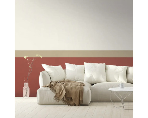 Obývacia izba s pohovkou, stolom a dekoratívnou maľbou stien