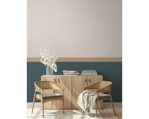 Obývacia izba s komodou, kvetmi, knihami a dvoma stoličkami s vankúšmi