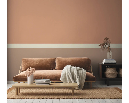 Obývacia izba s pohovkou, stolom a dekoratívnou stenou