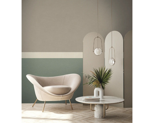 Svetlá obývacia izba s kreslom, konferenčným stolíkom, dekoráciou a závesnými svietidlami