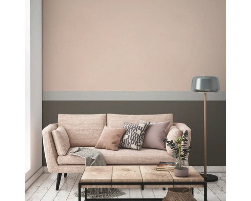 Obývacia izba s pohovkou, stolom a stojacou lampou pred stenou s náterom