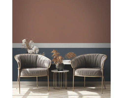 Dve kreslá so stolom a dekoratívnymi predmetmi v obývacej izbe.