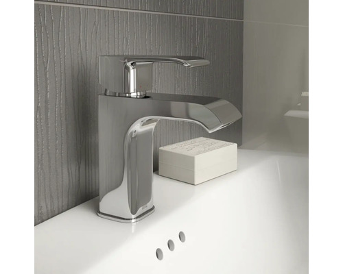 Lesklá umývadlová batéria z kovu na umývadle