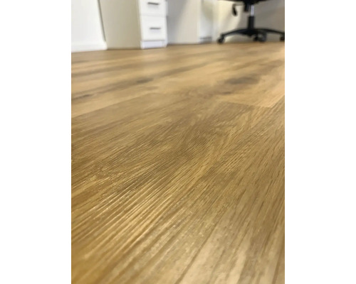 Detail laminátovej podlahy v kancelárii