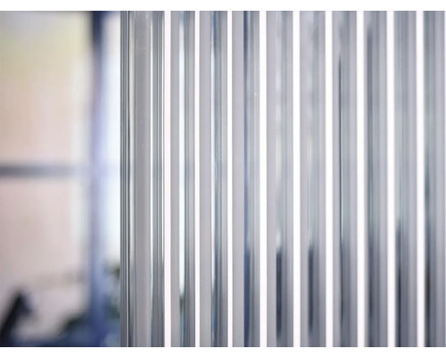 Detail zvislých profilov sprchovej steny