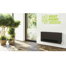 Obývacia izba s namontovaným kúrením a logom Heat Pump Synergy