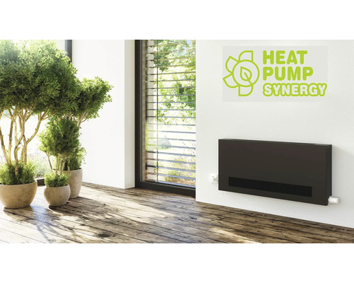 Obývacia izba s namontovaným kúrením a logom Heat Pump Synergy