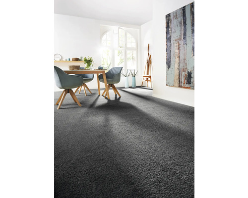 Interiér s kobercom, jedálenským stolom a stoličkami