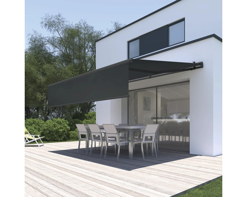 Terasa s markízou a skupinou stolov pred moderným domom