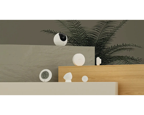 Usporiadanie inteligentných domácich zariadení s bezpečnostnou kamerou, rozbočovačom, senzorom, teplomerom a sledovacou kamerou.