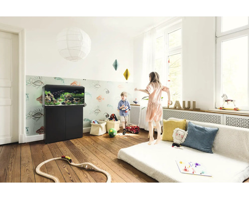 Detská izba s akváriom na skrinke, dekorácie a hračky
