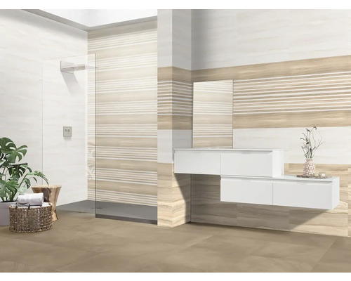 Svetlá kúpeľňa so sprchou, umývadlom a obkladom stien s dreveným vzhľadom