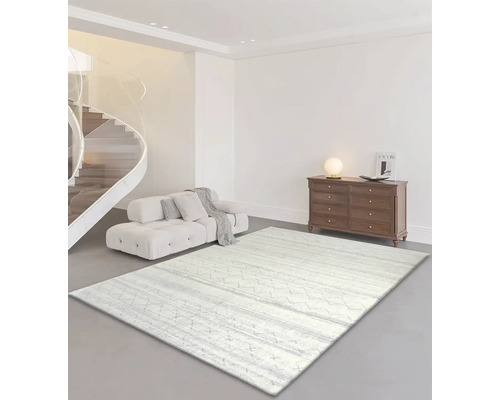 Obývacia izba s pohovkou, komodou a svetlým vzorovaným kobercom