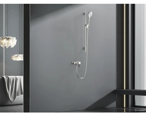 Kúpeľňa s nástenným sprchovacím systémom a vaňovou batériou