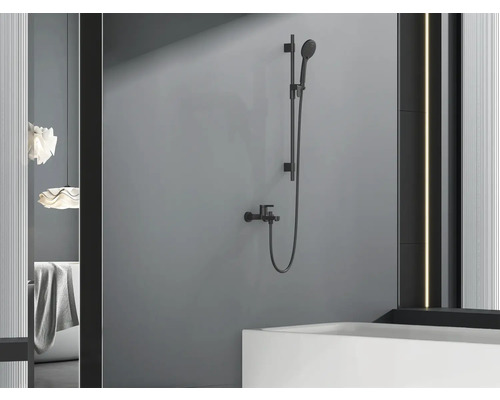 Sprchový set s ručnou sprchou na stene v kúpeľni