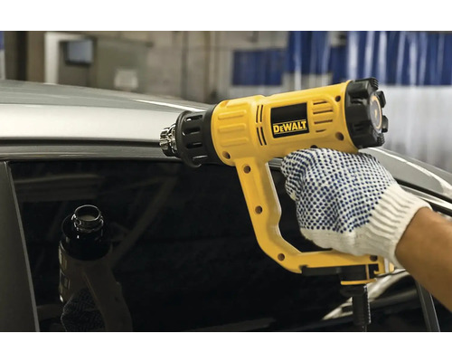 Teplovzdušná pištoľ DeWalt sa používa na nanášanie fólie na okno automobilu