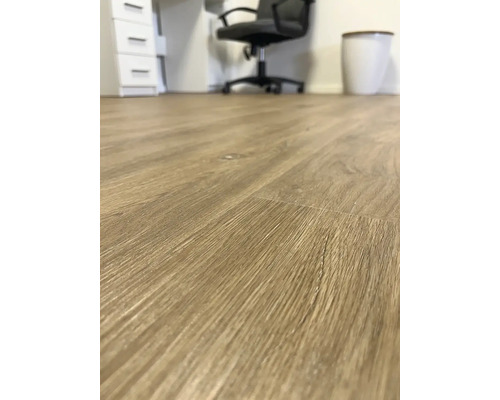 Kancelária s laminátovou podlahou so vzhľadom dreva, kancelárska stolička a stôl