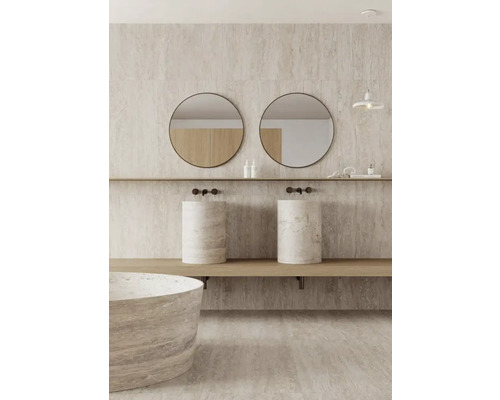 Kúpeľňa s dvoma okrúhlymi zrkadlami, dvoma umývadlami a vaňou