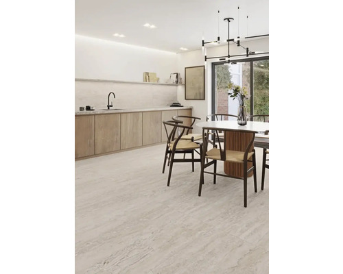 Svetlá izba s jedálenským stolom, stoličkami a dlaždenou podlahou.