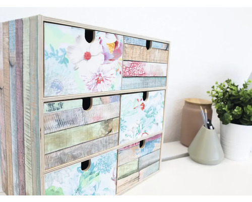 Stolný organizér s niekoľkými zásuvkami a kvetinovým vzorom