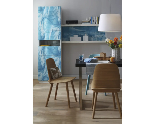 Jedáleň s jedálenským stolom, stoličkami, príborníkom a policami vo svetlom, modernom dizajne.